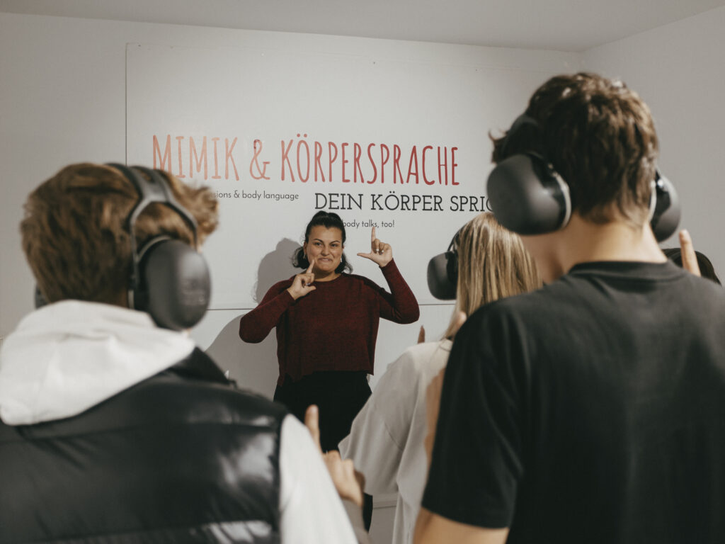 03 HandsUp cGerdSchneider