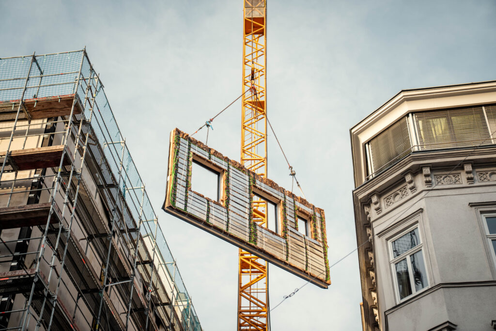 Montage der vorgefertigten Fassadenelemente